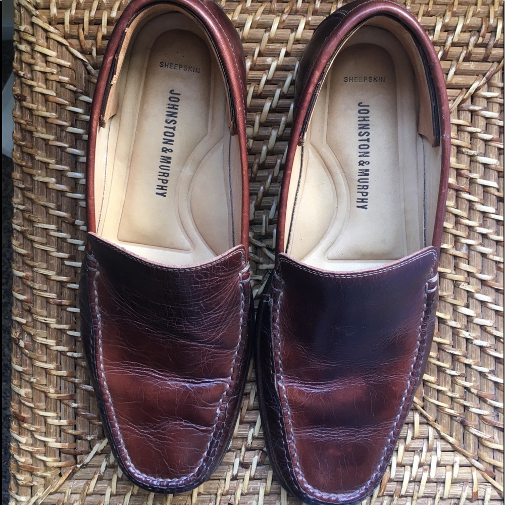 Size 8.5 men’s Johnston & Murphy brown loafers